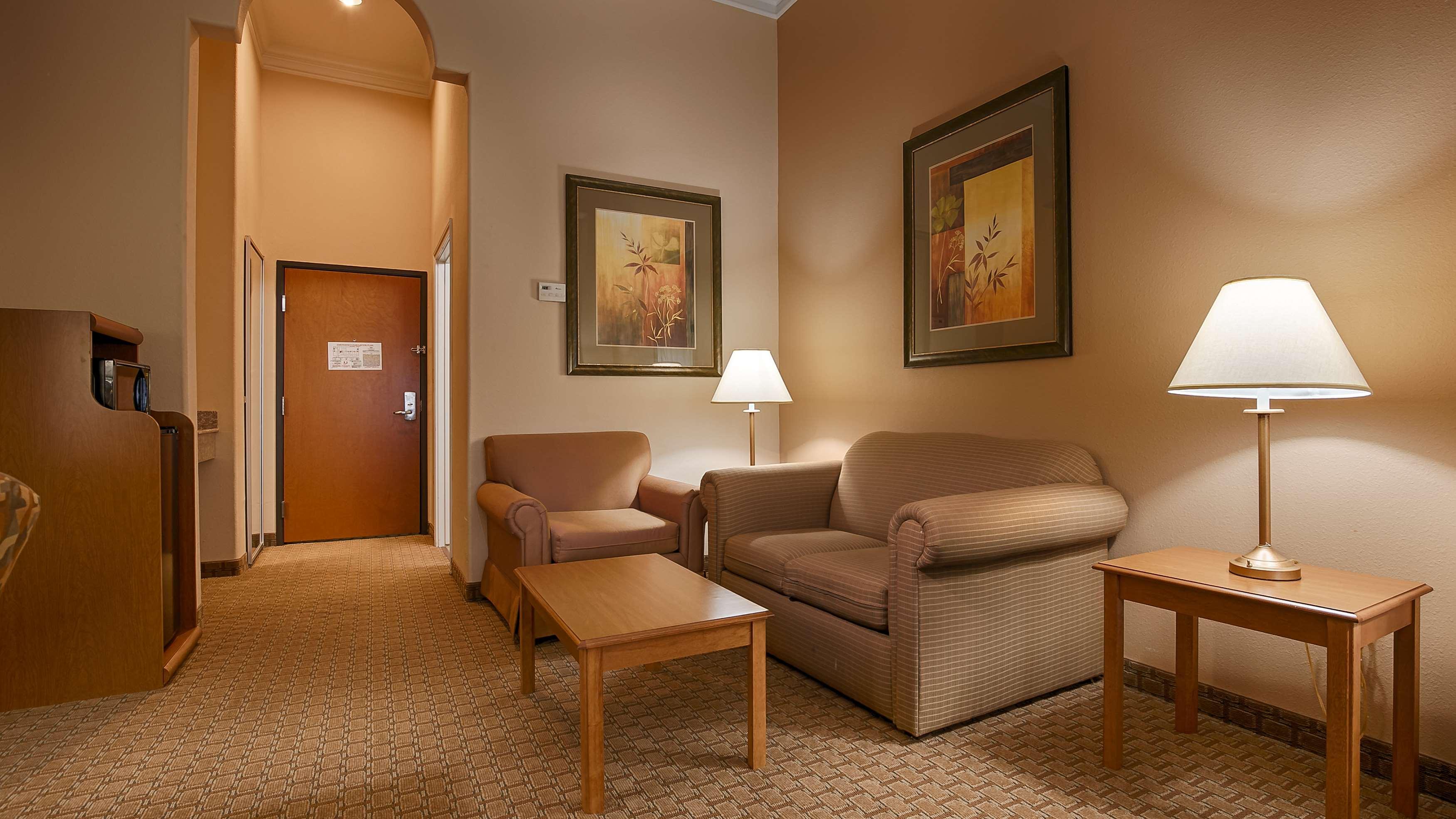 Best Western Plus New Caney Inn & Suites Екстериор снимка
