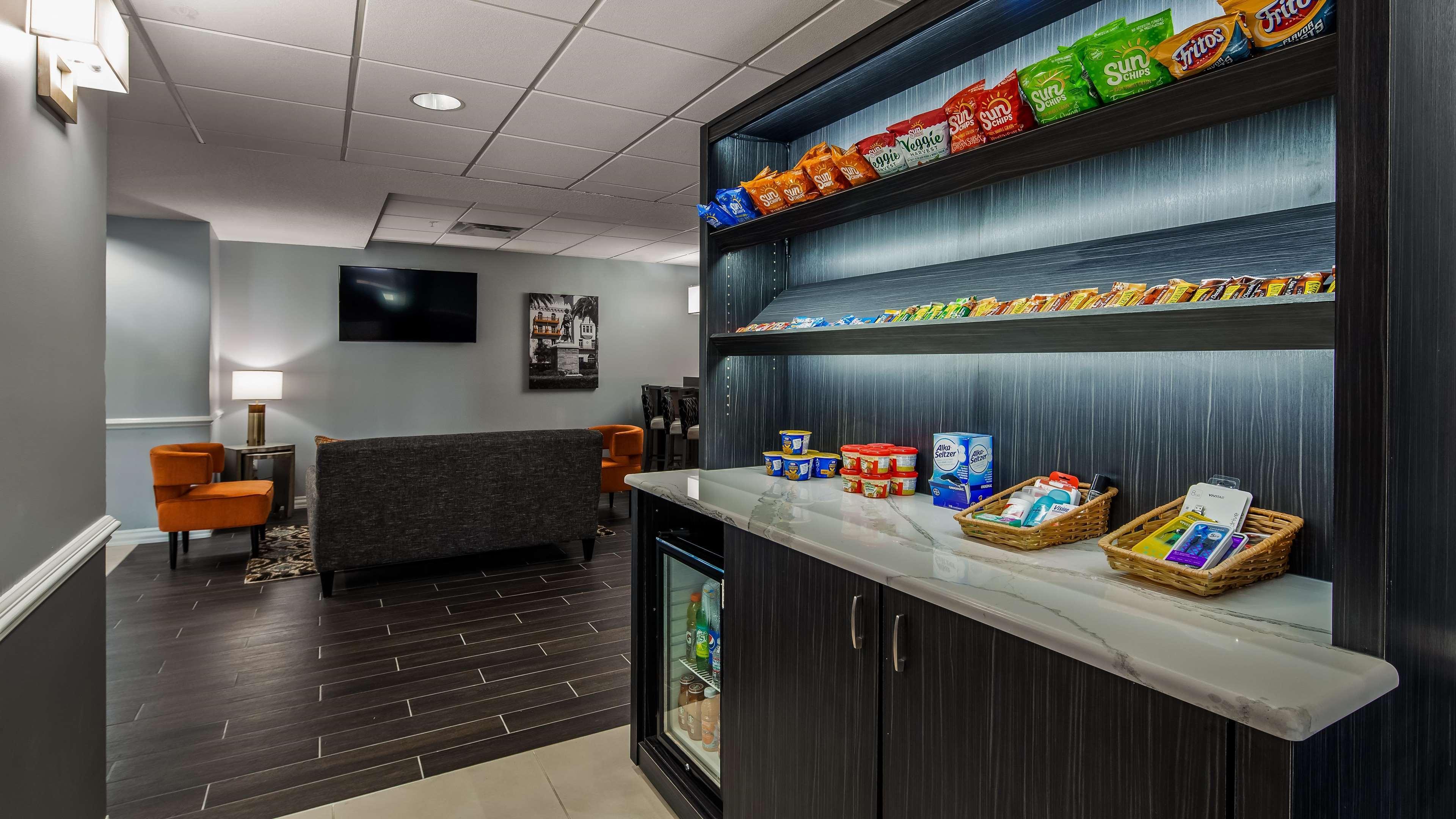 Best Western Plus New Caney Inn & Suites Екстериор снимка