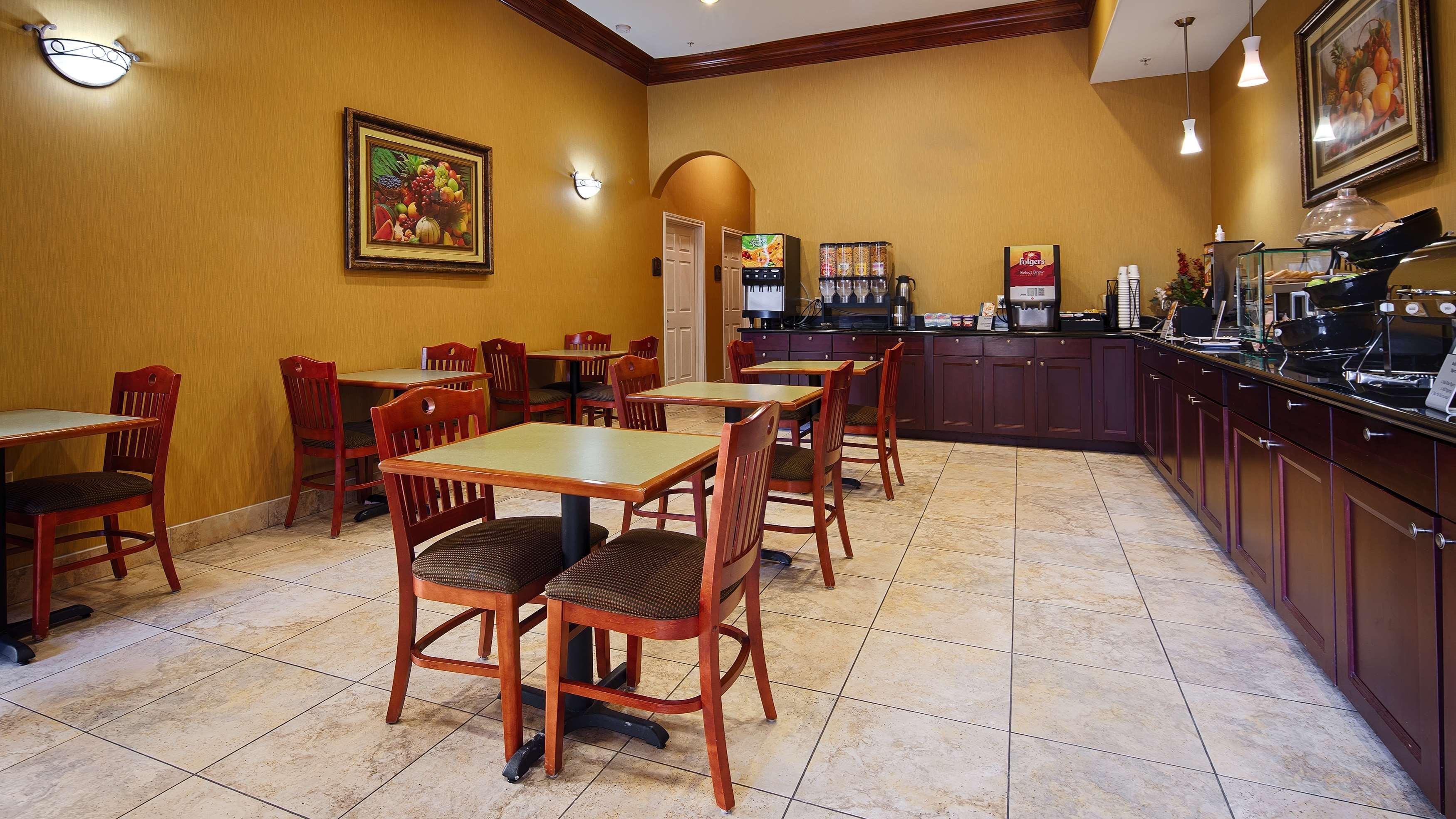 Best Western Plus New Caney Inn & Suites Екстериор снимка