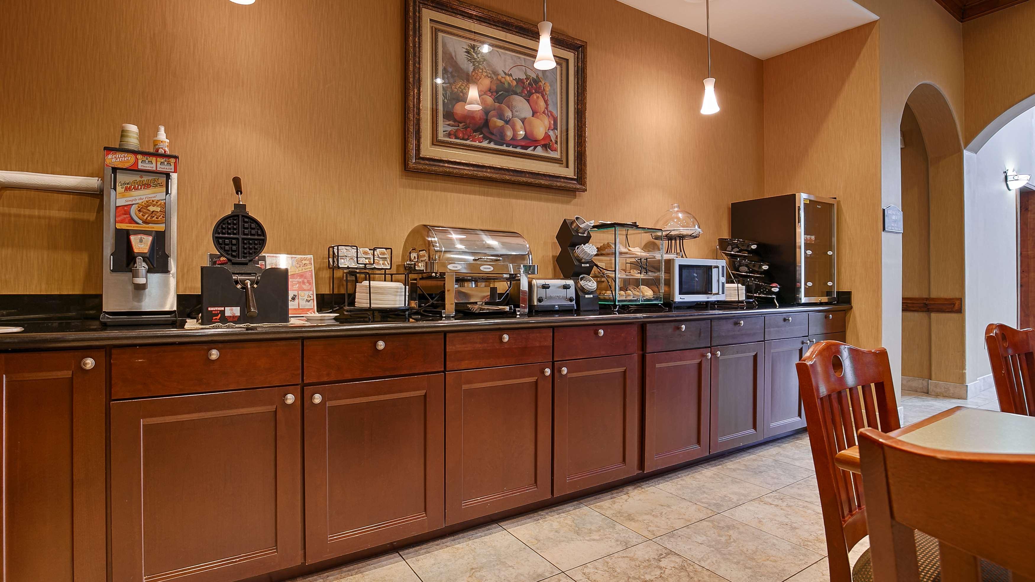 Best Western Plus New Caney Inn & Suites Екстериор снимка