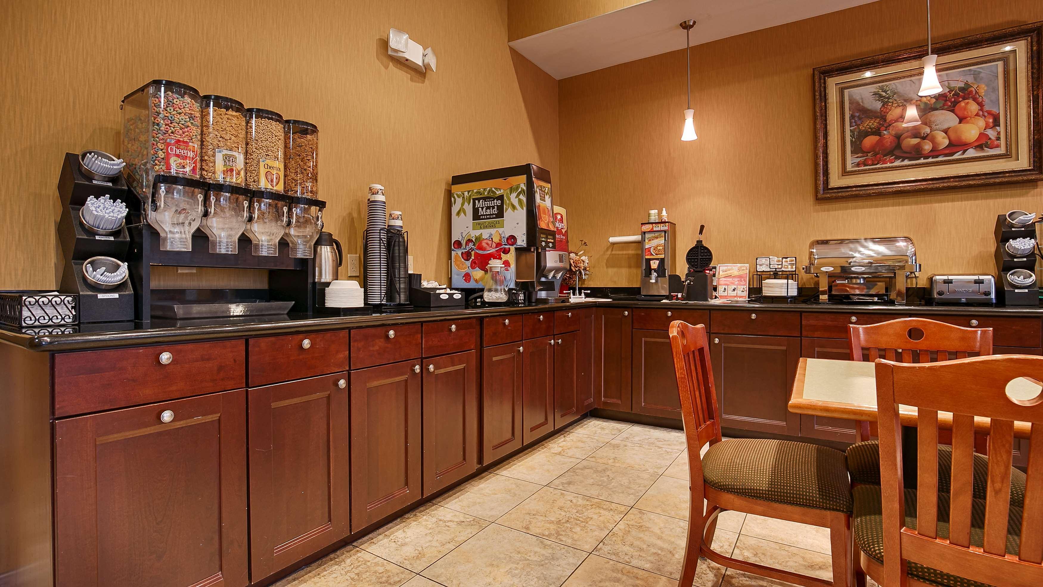 Best Western Plus New Caney Inn & Suites Екстериор снимка